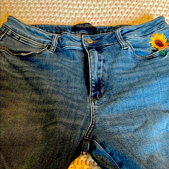 Judy Blue Denim - Judy Blue Women's Blue Jeans with Sunflower Embroidery